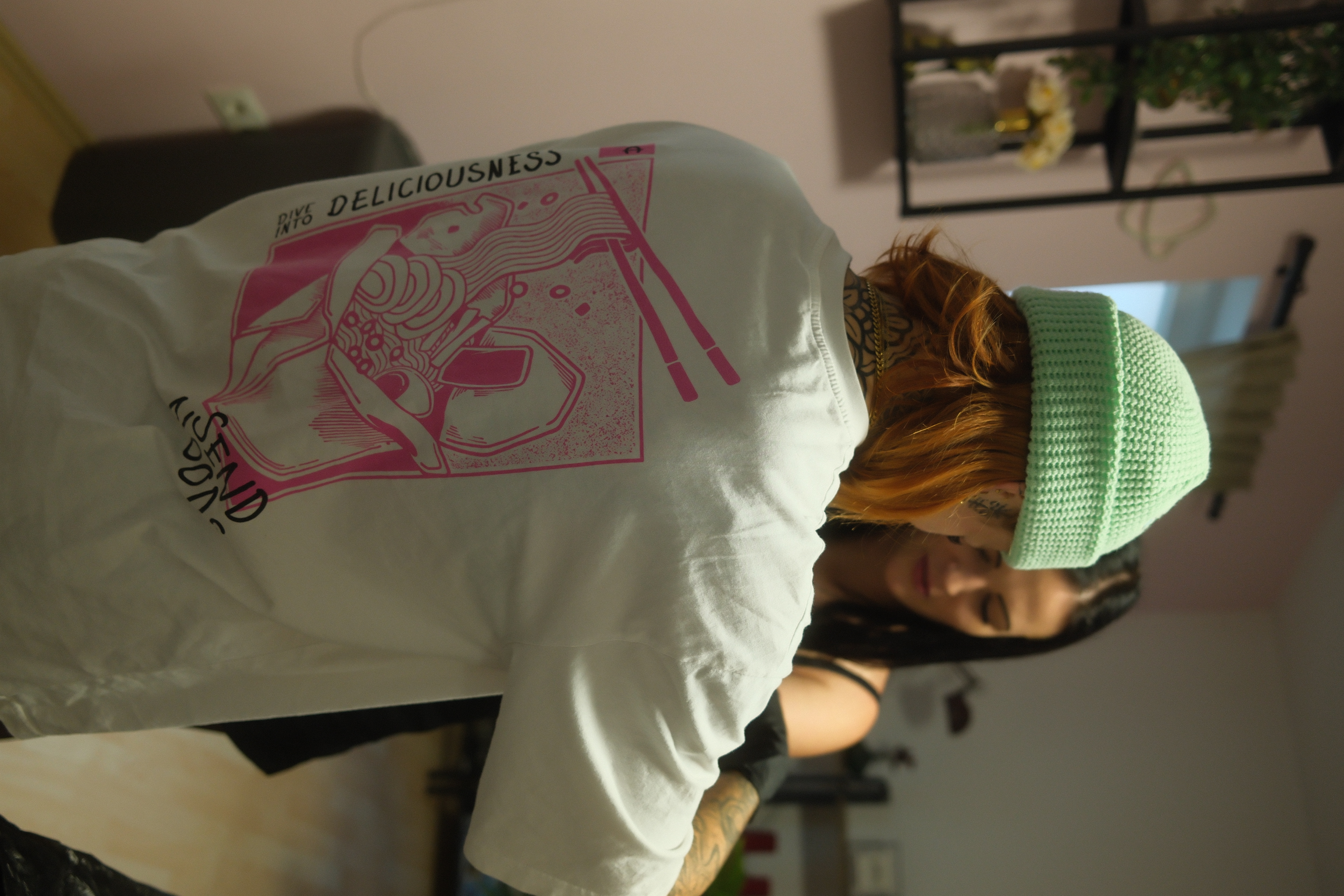 Ich mit Mütze im Gespräch im Studio.