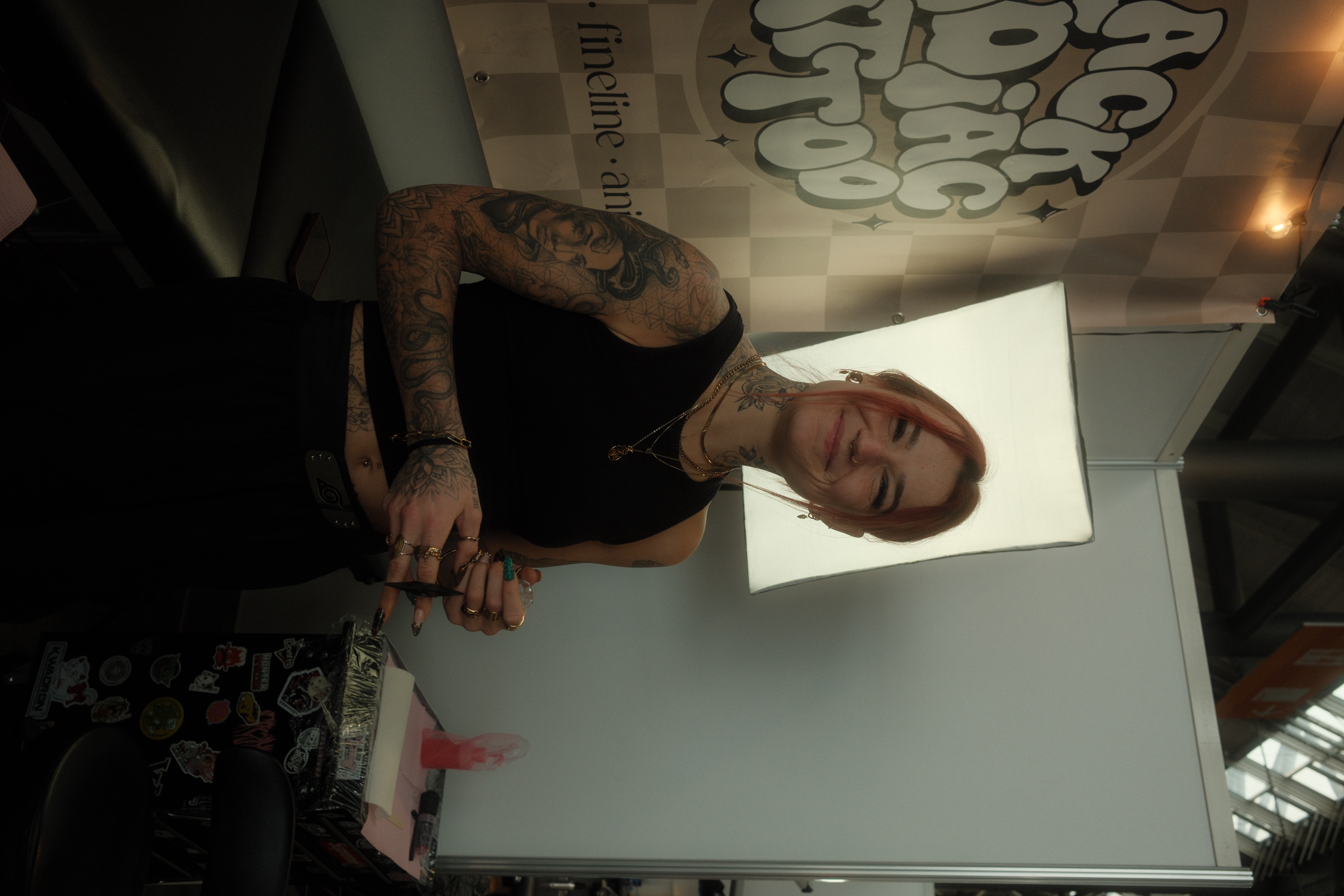 Ich lächle in meinem Tattoo-Setup.